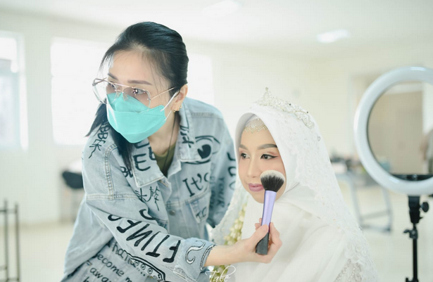 Jasa makeup artist (MUA) terbaik dan rias wajah profesional di Telukjambe Timur - Karawang